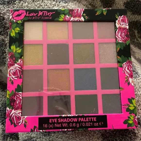 Betsey Johnson Luv Betsey eye shadow palette